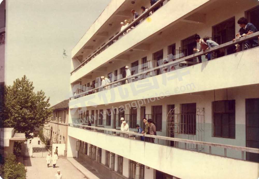 1983年，余杭县第三人民医院新病房大楼交付使用，设内、外、妇三个病区，床位数118张。