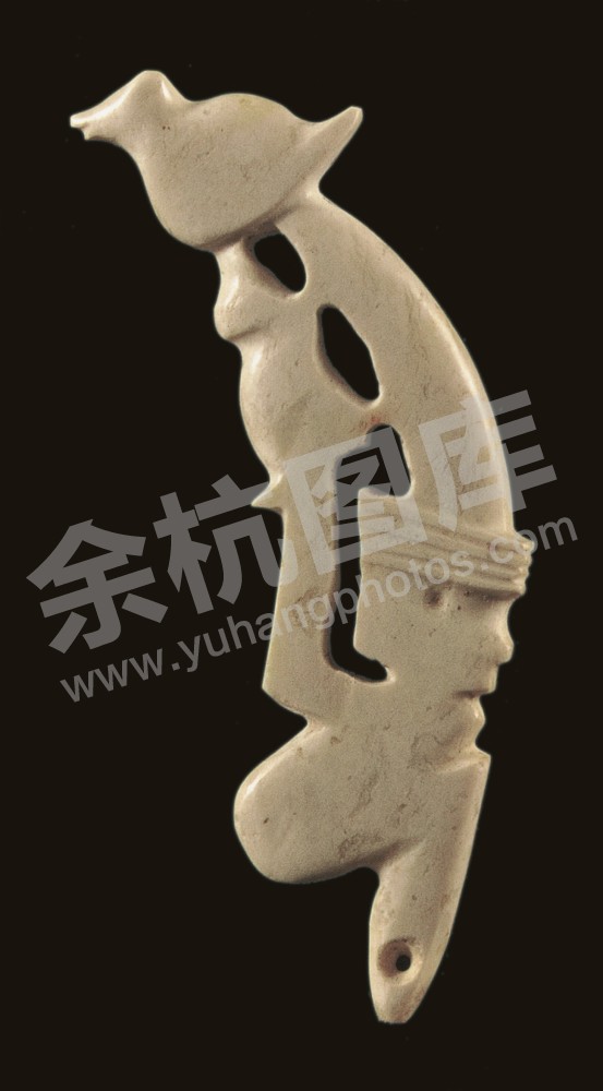 赵陵山遗址出土的良渚文化镂空人形玉饰