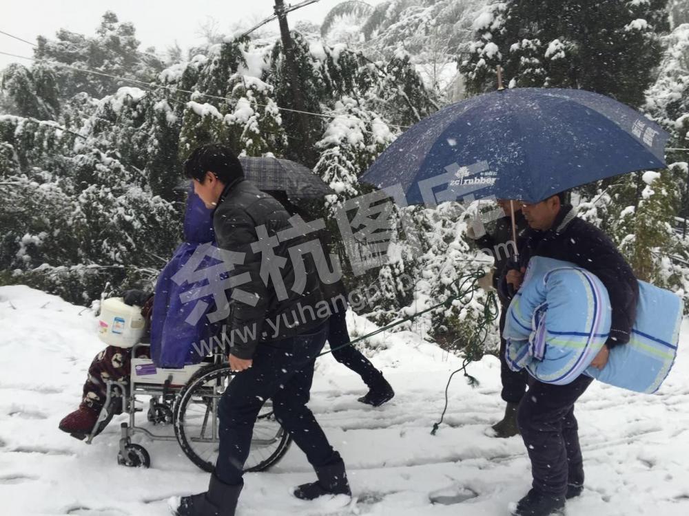 转移孤寡老人到安全地带