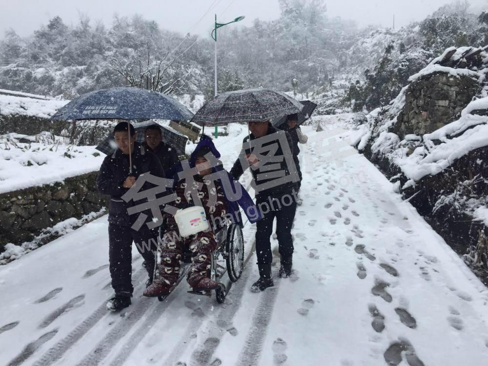 转移孤寡老人到安全地带