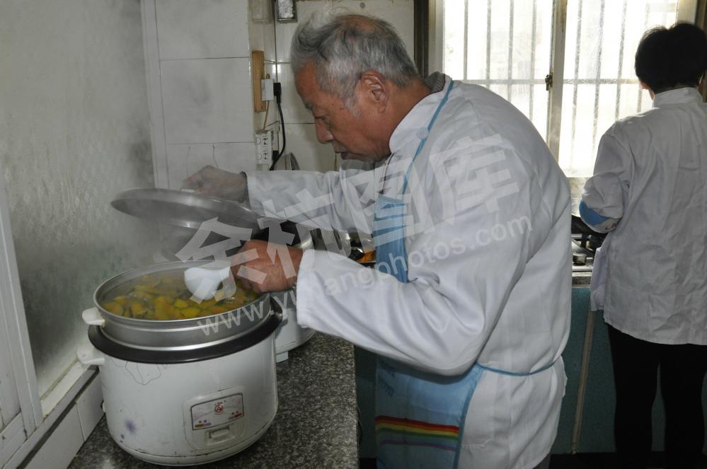“老邻居义工团”——老年食堂