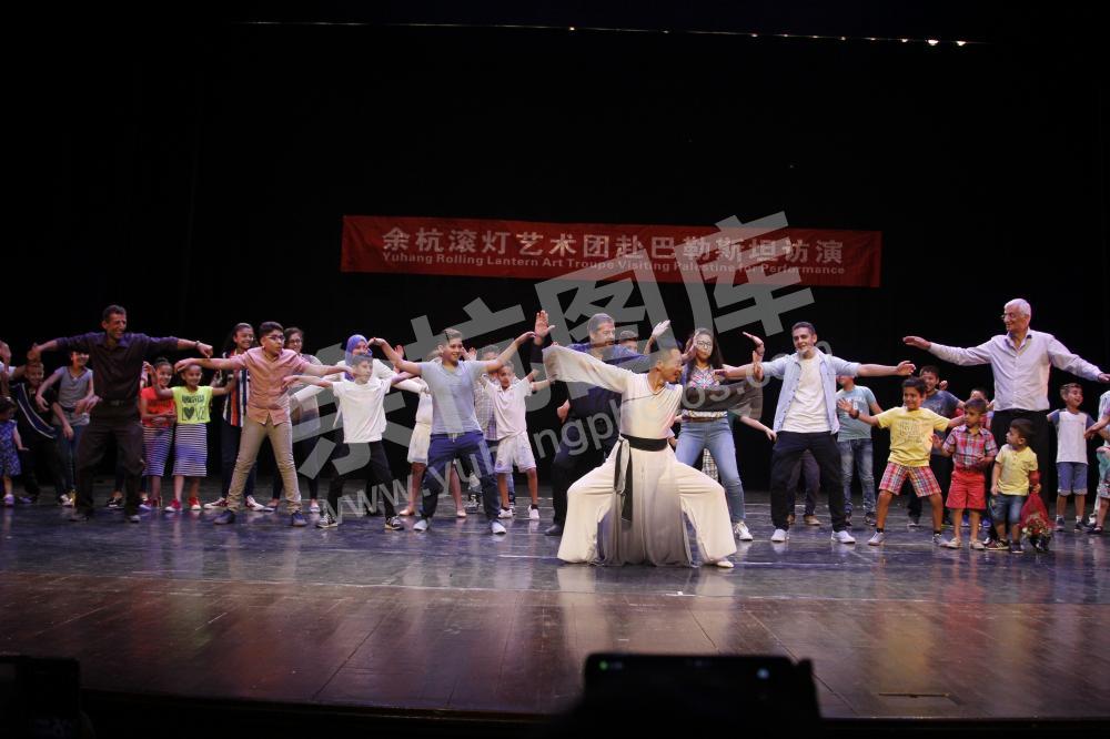 余杭滚灯艺术团在巴勒斯坦演出，观众上台参与太极互动