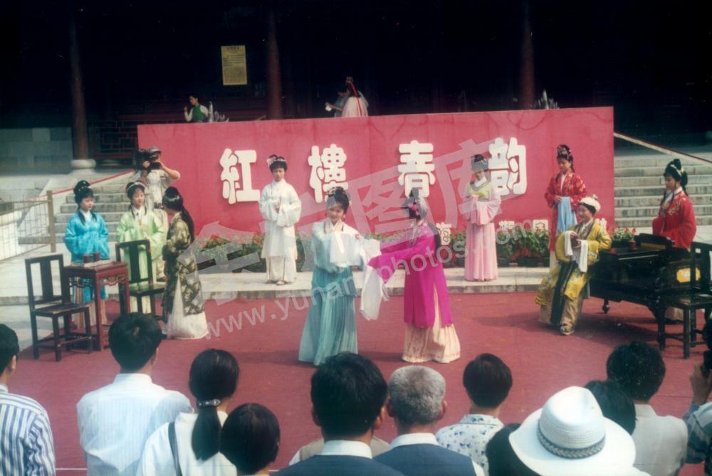 “小百花”先后就此赴上海大观园演出《红楼梦》折子戏及歌舞节目
