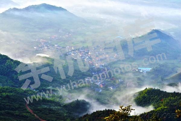 云雾缭绕的高村