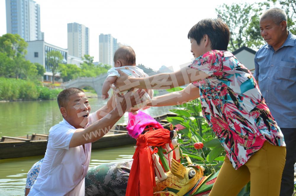 抱红