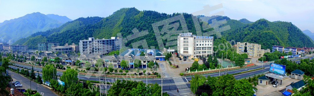 环境整治后的百丈镇新貌