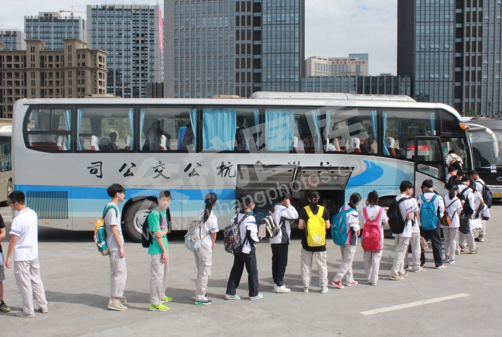 学生专线接送车每年惠及全区5000余名学生