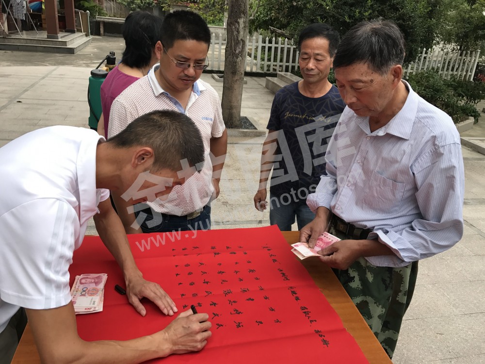 洪桐村前进组党员群众捐款助力美丽乡村建设