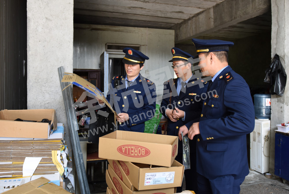 在杜甫村查处假冒食品制作窝点