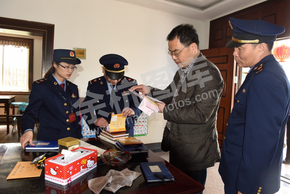 在杜甫村查处假冒食品制作窝点