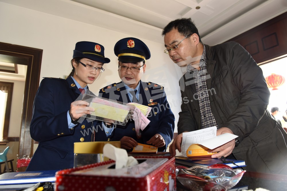 在杜甫村查处假冒食品制作窝点