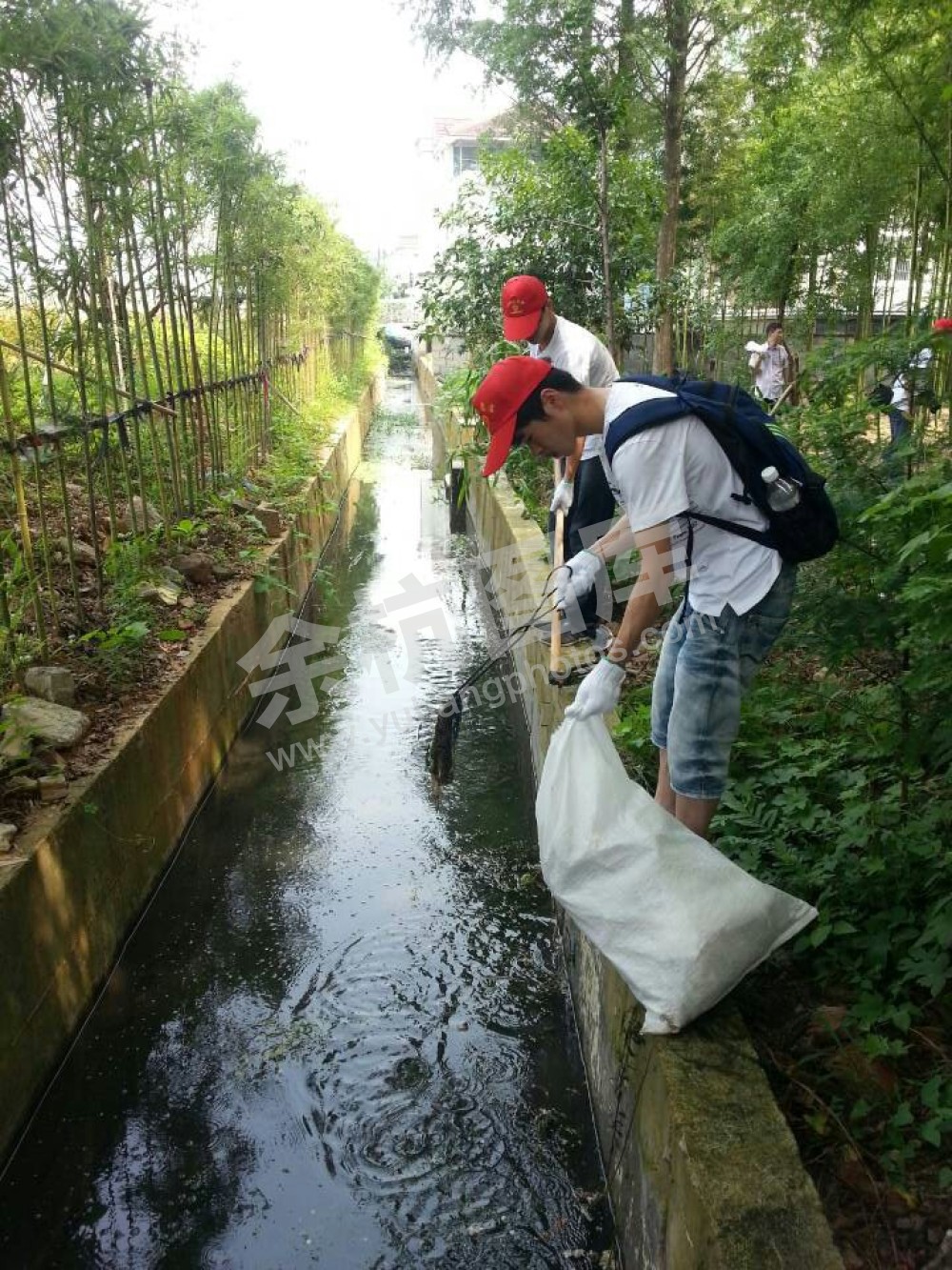 中小学生参与水堆坝渠清理