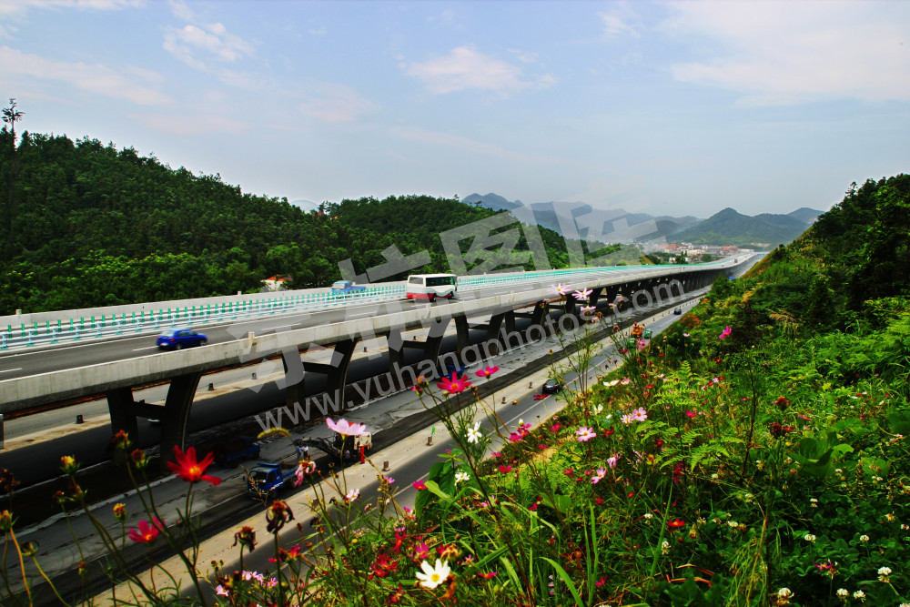 杭徽高速和02省道并肩齐驾