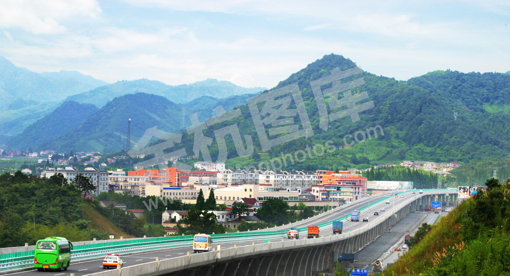 杭徽高速和02省道并肩齐驾