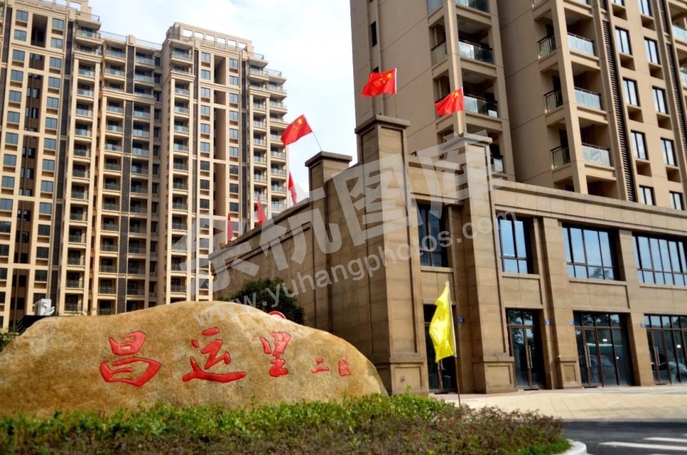 九天日月开昌运，万里风云起雄图