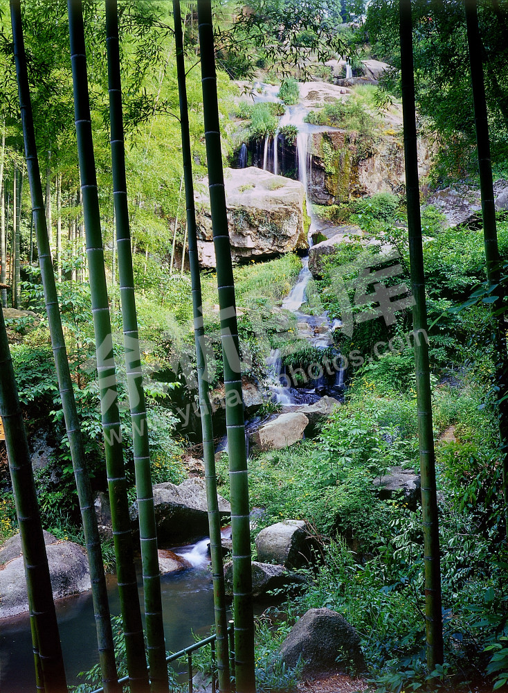 一条瀑布挂前川