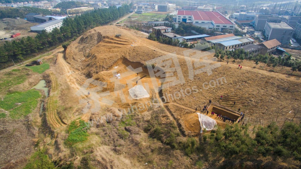 良渚古城外围水坝老虎岭发掘现场