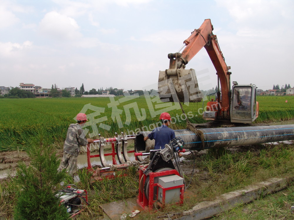 污水管道铺设施工现场
