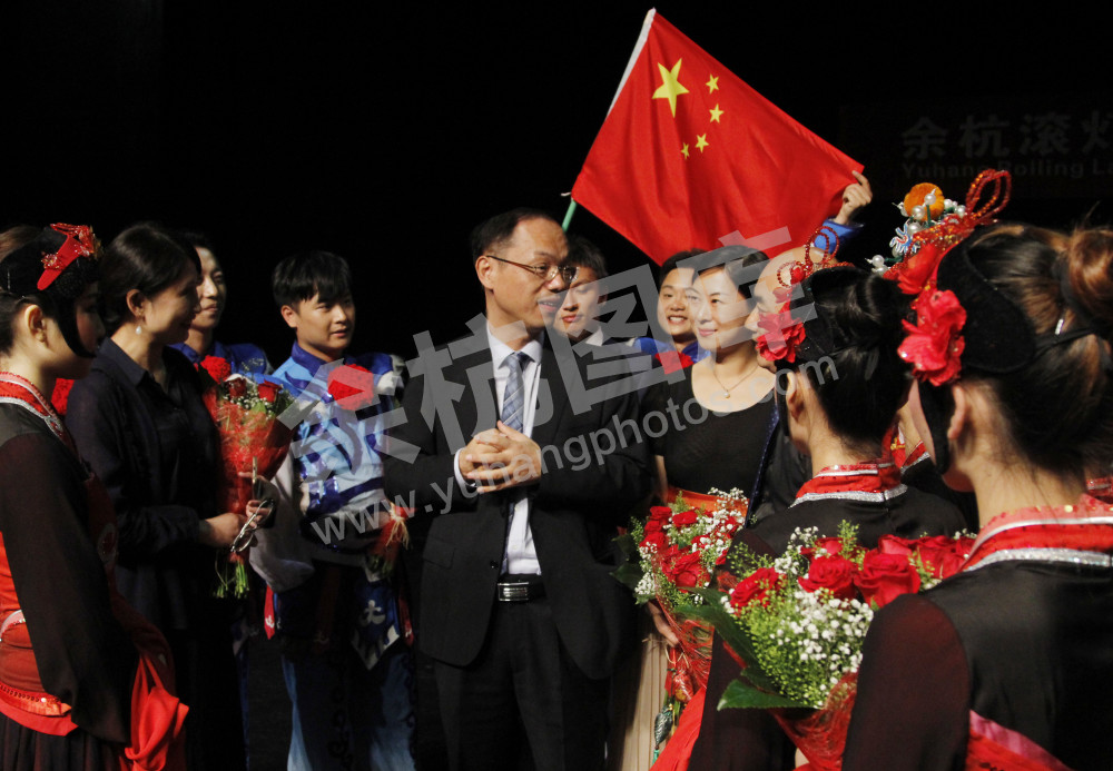 中国驻巴勒斯坦办事处主任陈兴忠大使观摩演出，并与演职人员亲切交流