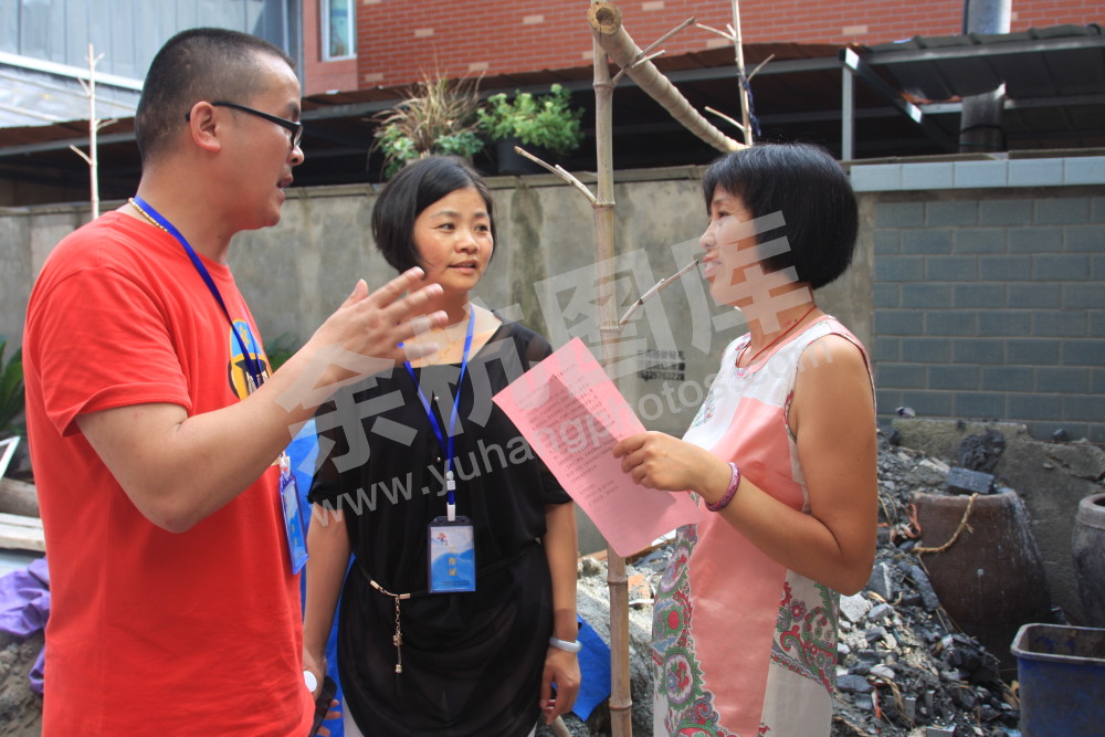 党代表宣传政策，倾听意见