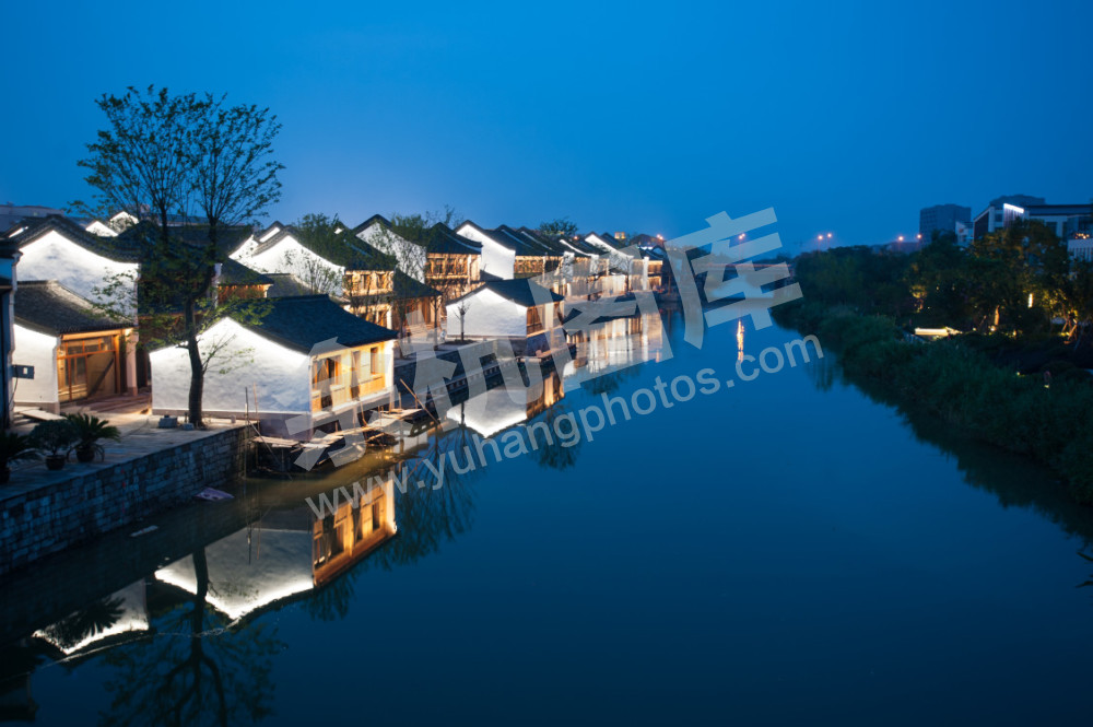 仓前老街沿岸夜景