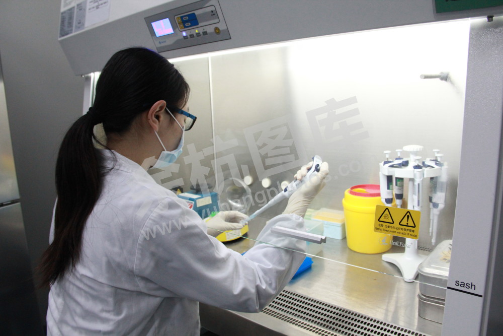 检验人员正为生物制品做检测