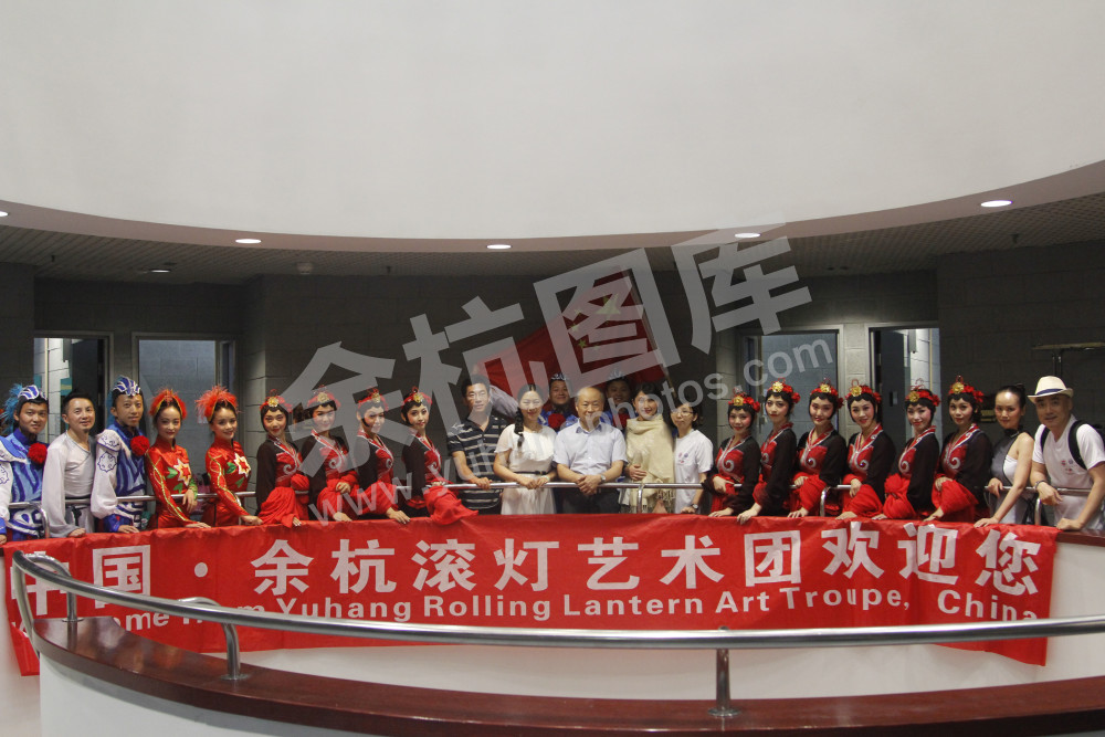 中国驻以色列大使詹永新专程看望慰问余杭滚灯艺术团全体演职人员