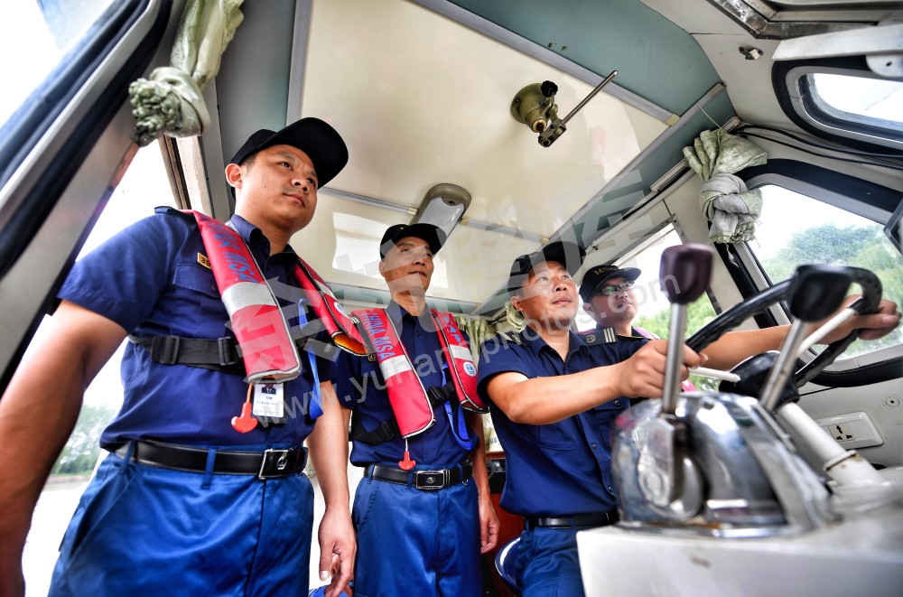 余杭港航处海事人员运河巡航 