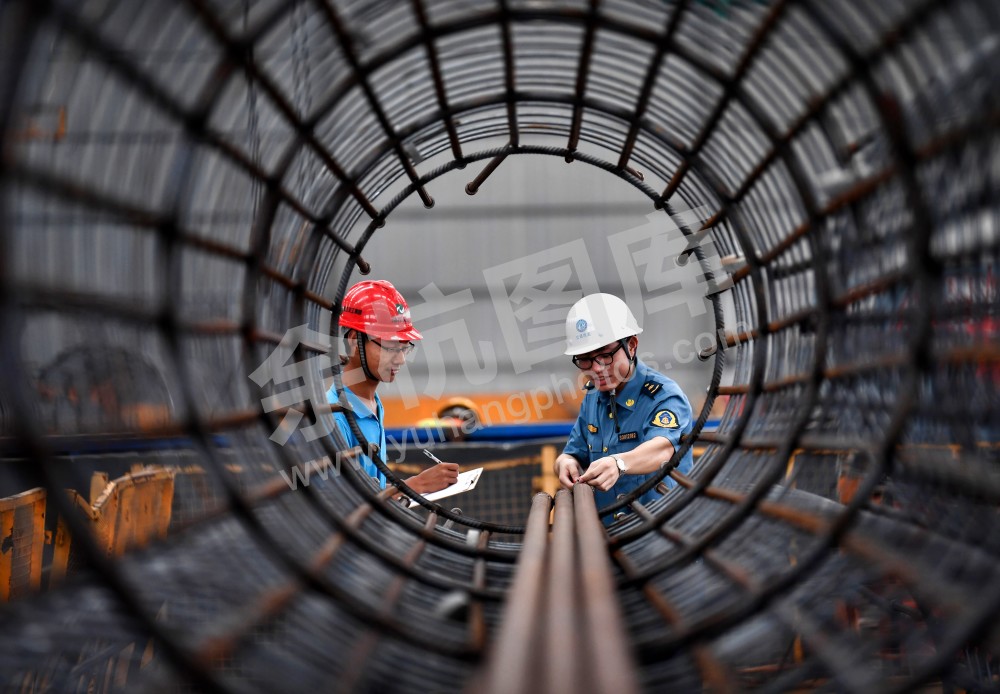 交通工程监督机构的工程师检测钢筋质量