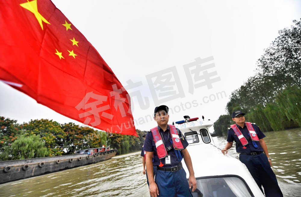 余杭港航处海事人员运河巡航  