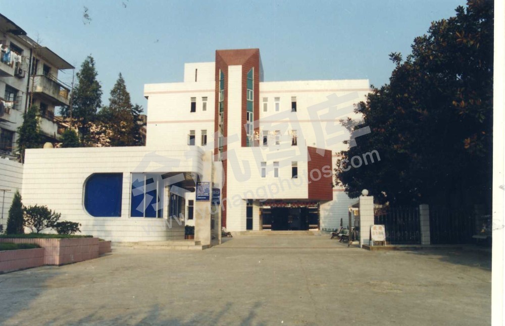 1996年，新扩建后的余杭县第三人民医院病房大楼，改善了住院条件，床位数138张。