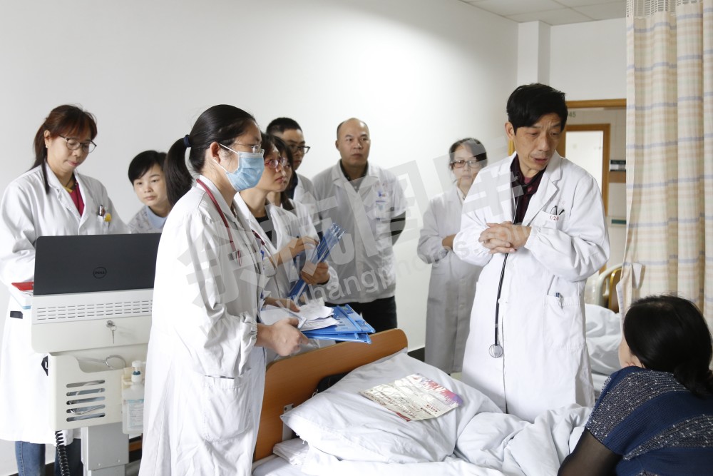 杭州市第一人民医院副院长张楚在余杭区第三人民医院内分泌科查房。
