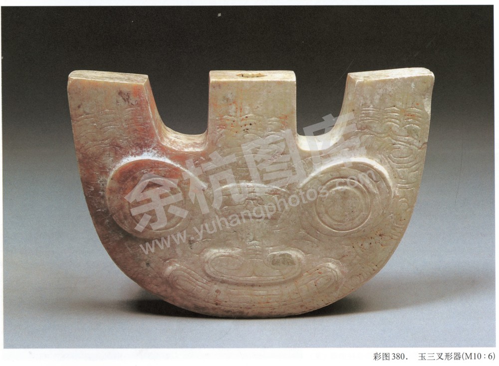 瑶山十号墓出土的“生坑”玉三叉形器