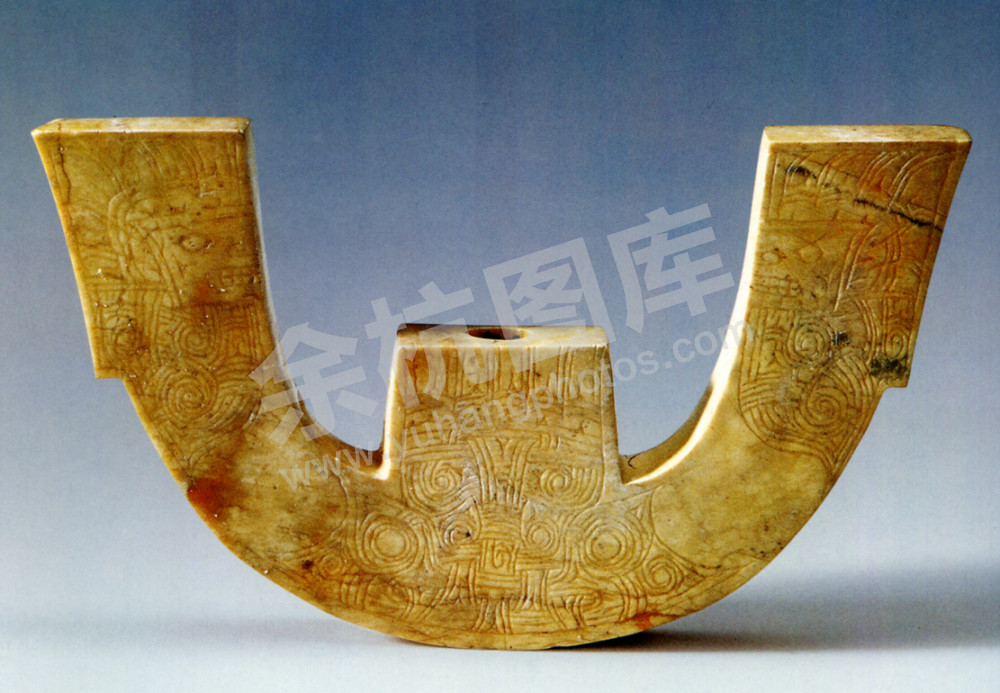 瑶山七号墓出土的玉三叉形器