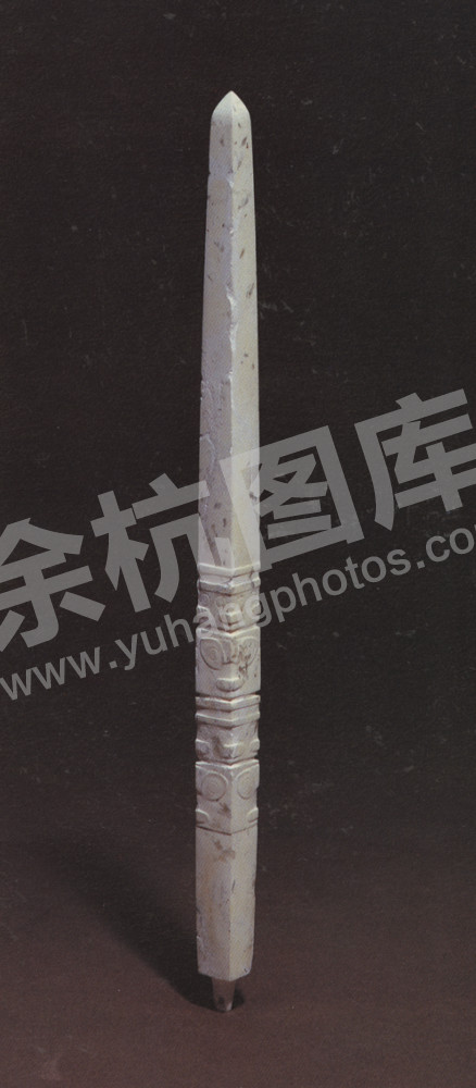 反山二十号墓九件集束锥形器中的琢纹锥形器