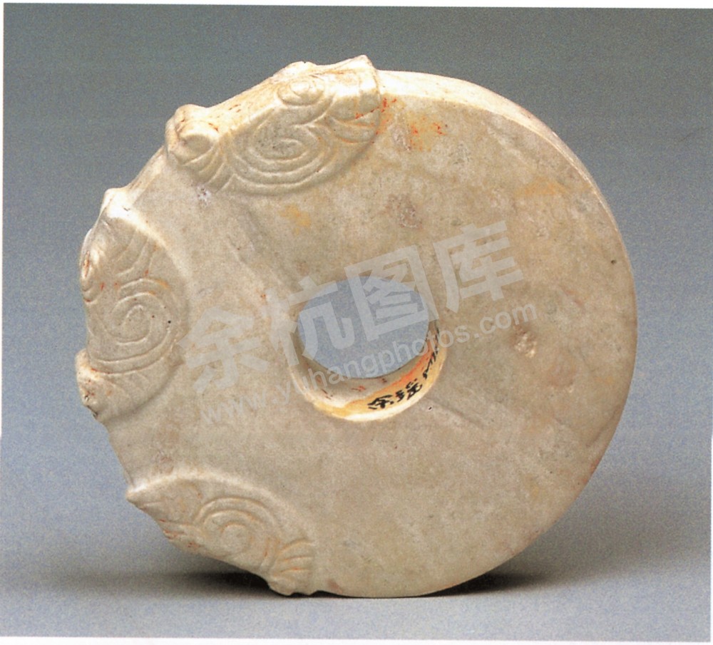3、瑶山十一号墓出土的龙首纹玉环