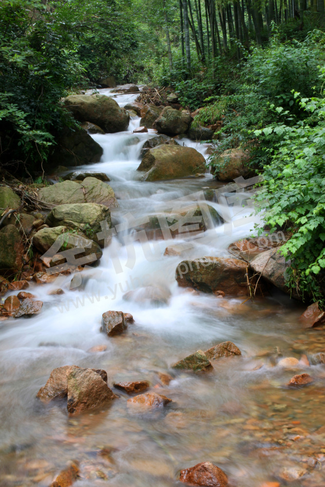 溪水潺潺