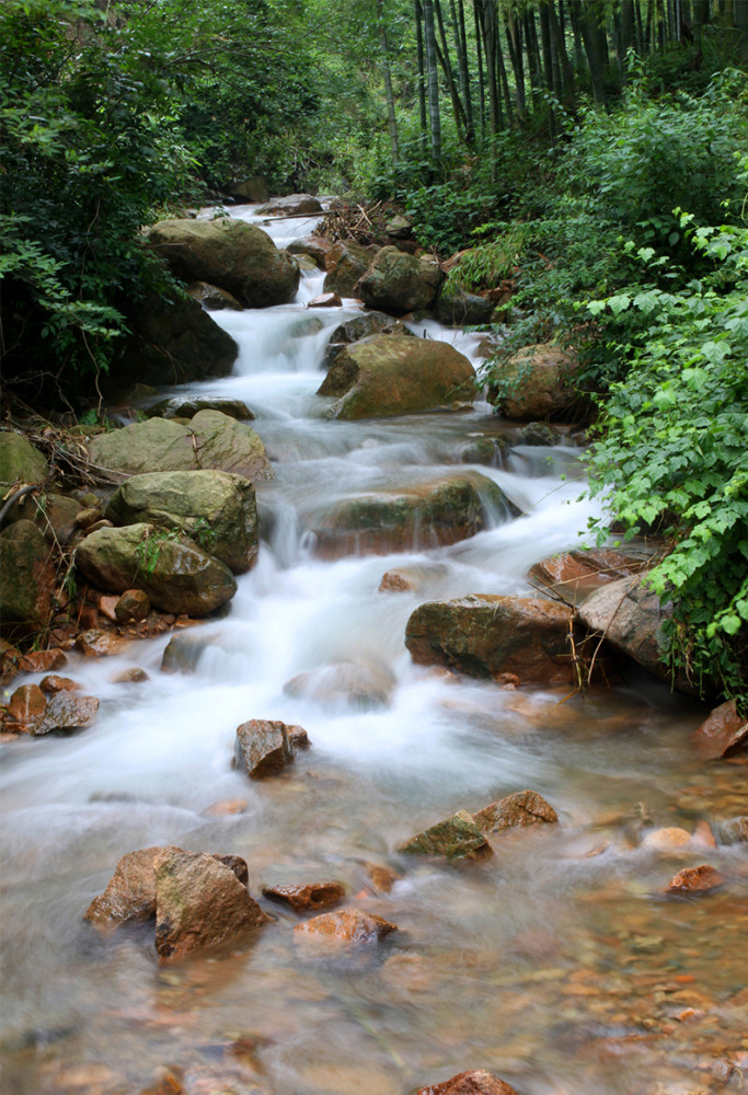 溪水潺潺