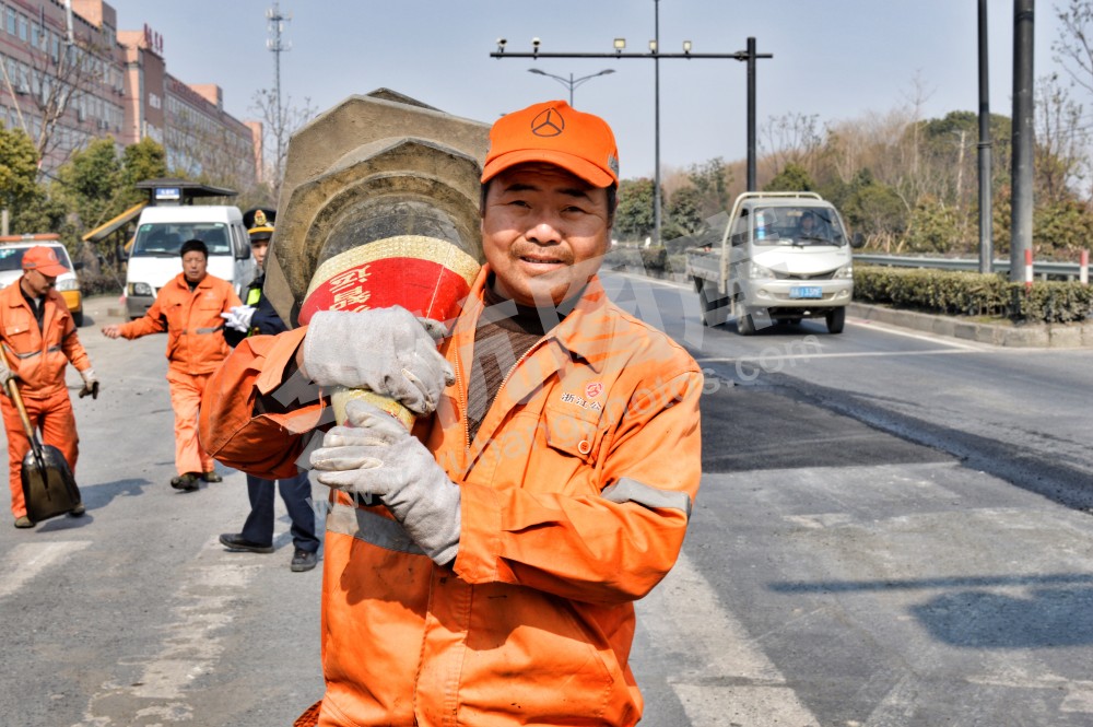 张国芳 良渚养护分公司公路养护工 我的春运：春运是一条回家的坦途，我在东西大道上修补路面坑洞，希望每