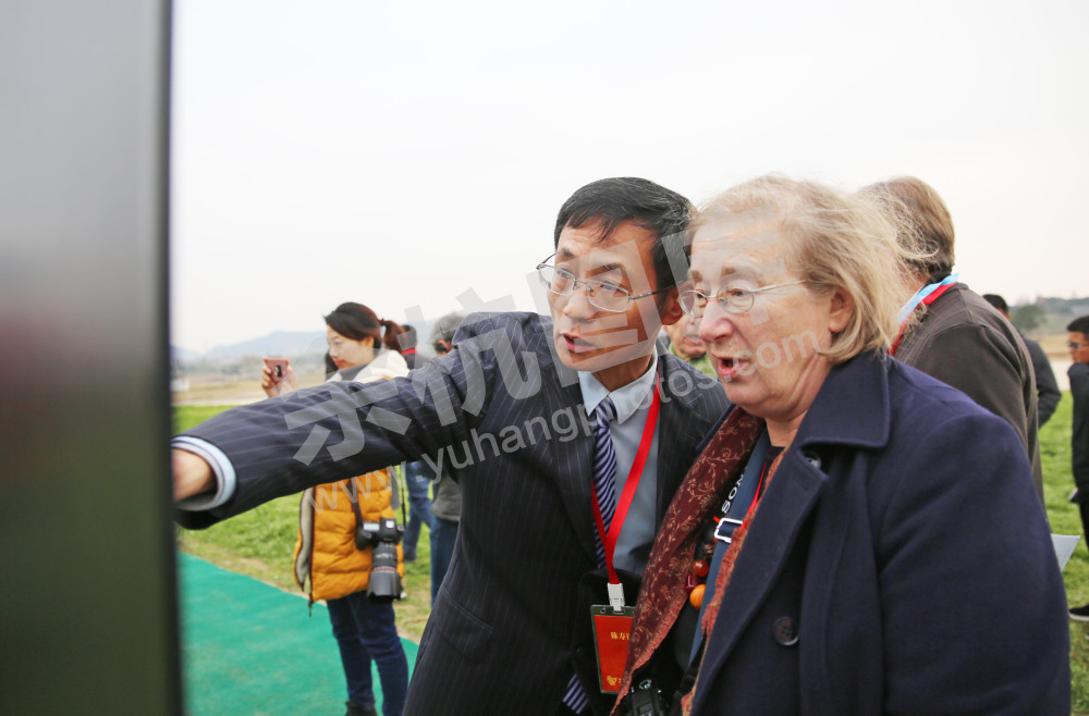 世界著名考古学家杰西卡•罗森夫人考察良渚遗址