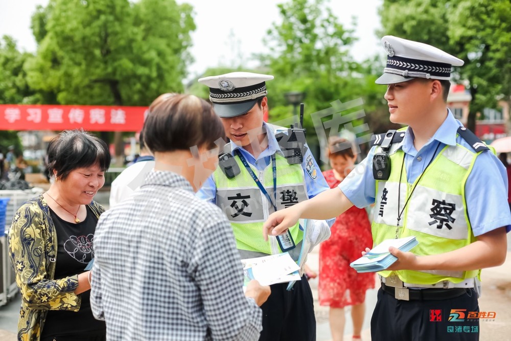 交警宣传交通安全知识