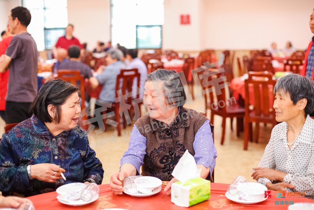幸福餐桌前的问候