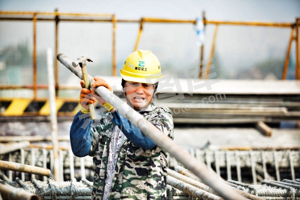 五一节假日， 交通项目建设者
