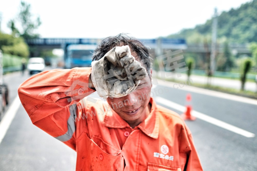 五一节假日，公路养护工工