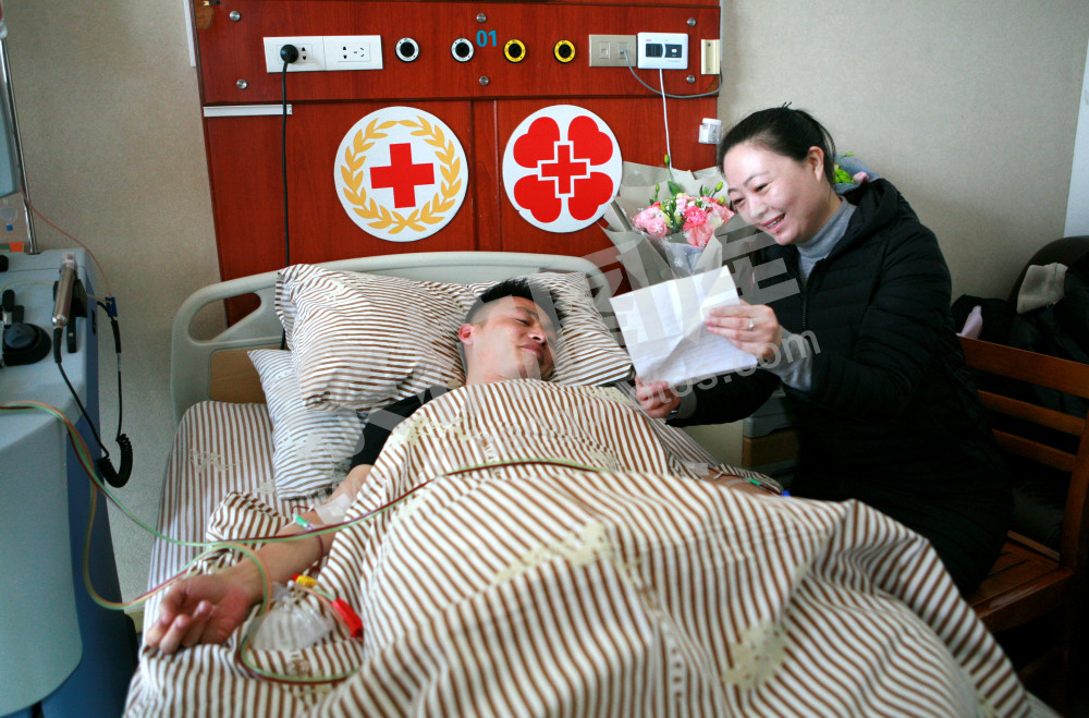 造血干细胞捐献者正在听志愿者带来的感谢信