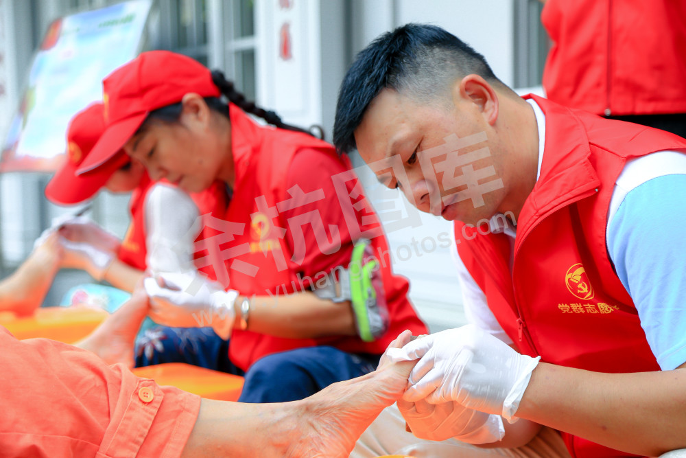 志愿者开展重阳活动，免费为老人修脚