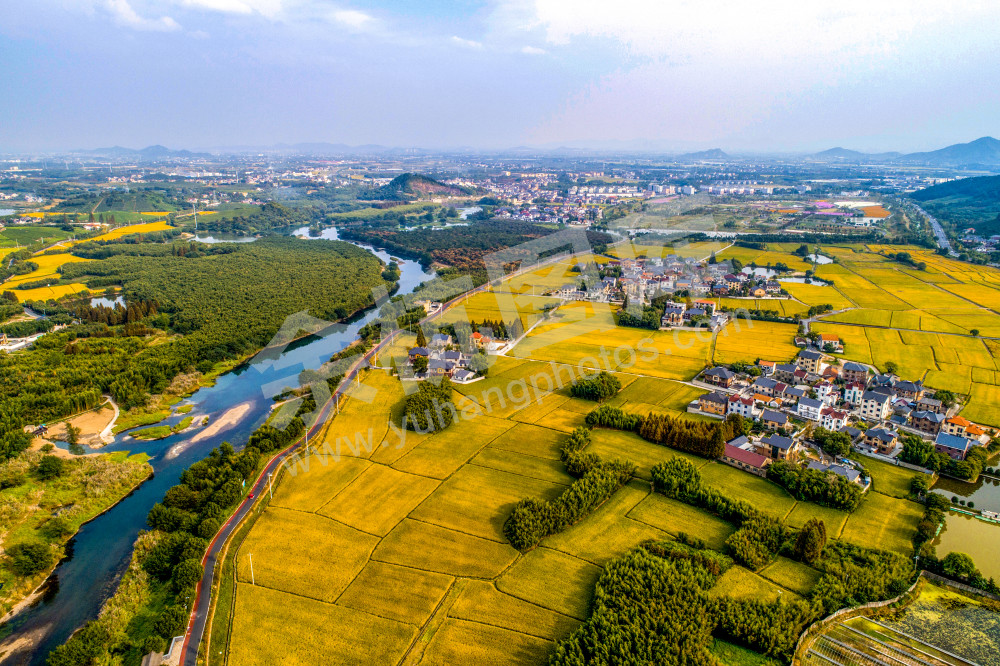 碧绿的河水，流过无边的稻田