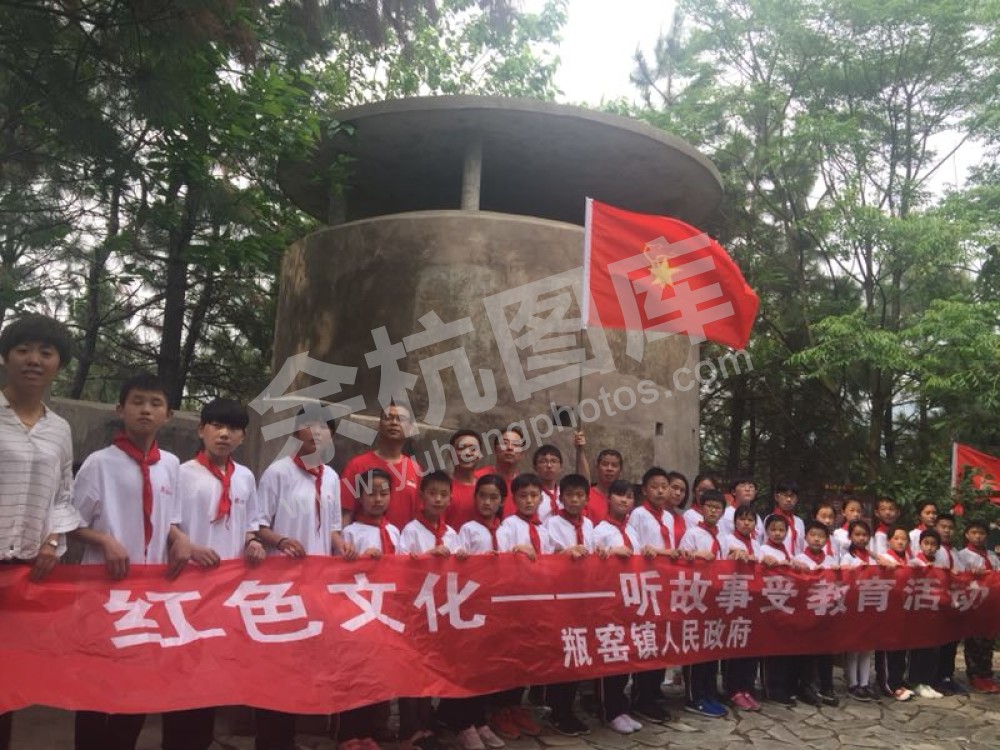 瓶窑小学生听红色故事活动.jpg