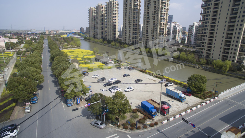 獐山集镇停车场