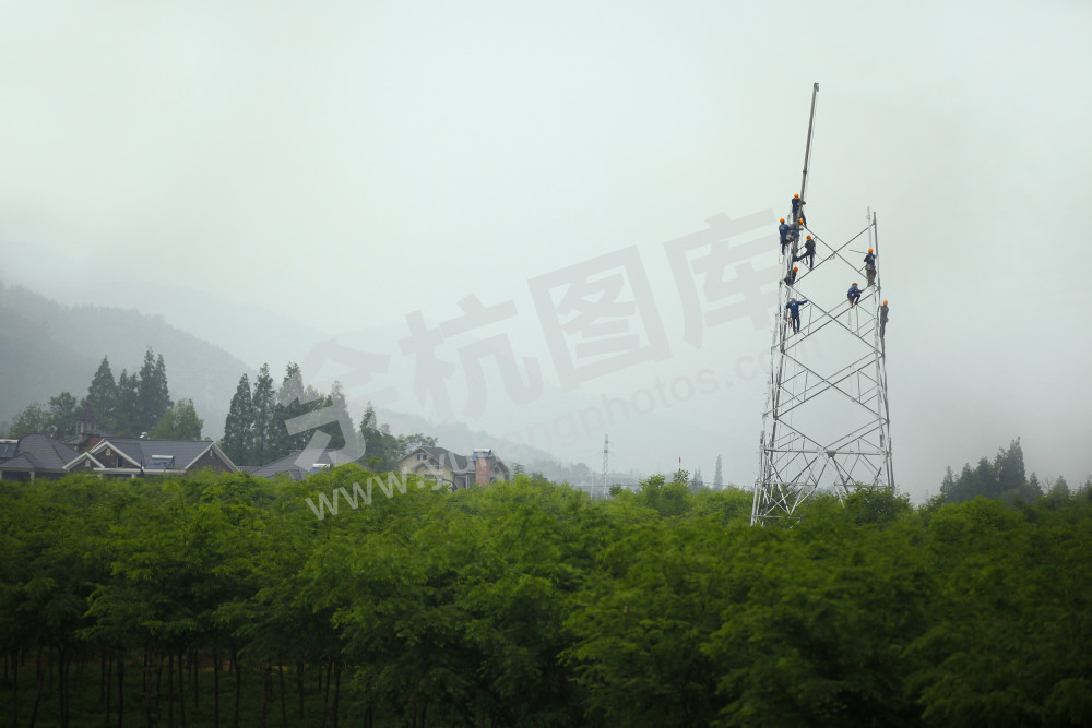 径山线路改造的电力工作人员 